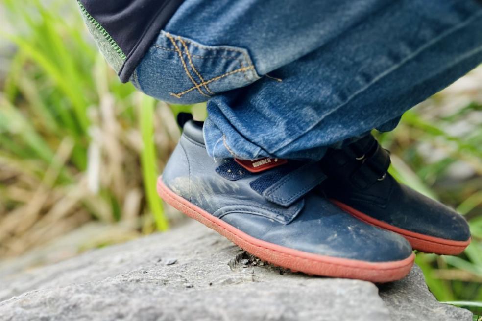 Kinder_Winter_Minimalschuh_Eris_blue-red_lifestyle_1