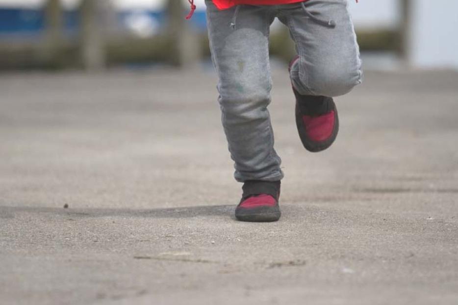 Kinder Barfussschuh Sole Runner Puck rot