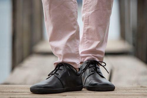 Barfussschuh_Narvi-Leder-black-lifestyle