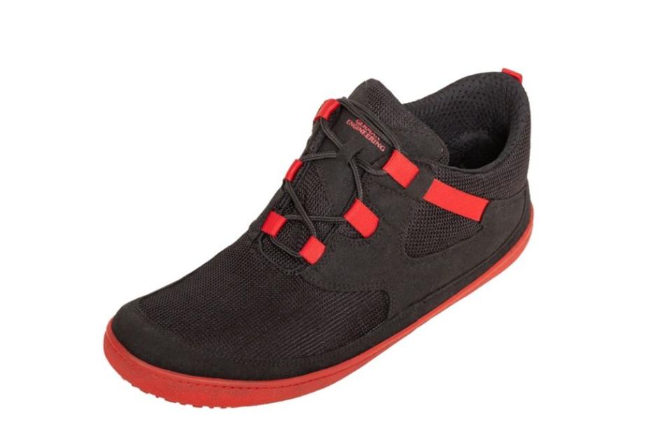 Namaka2-black-red_schräg_links